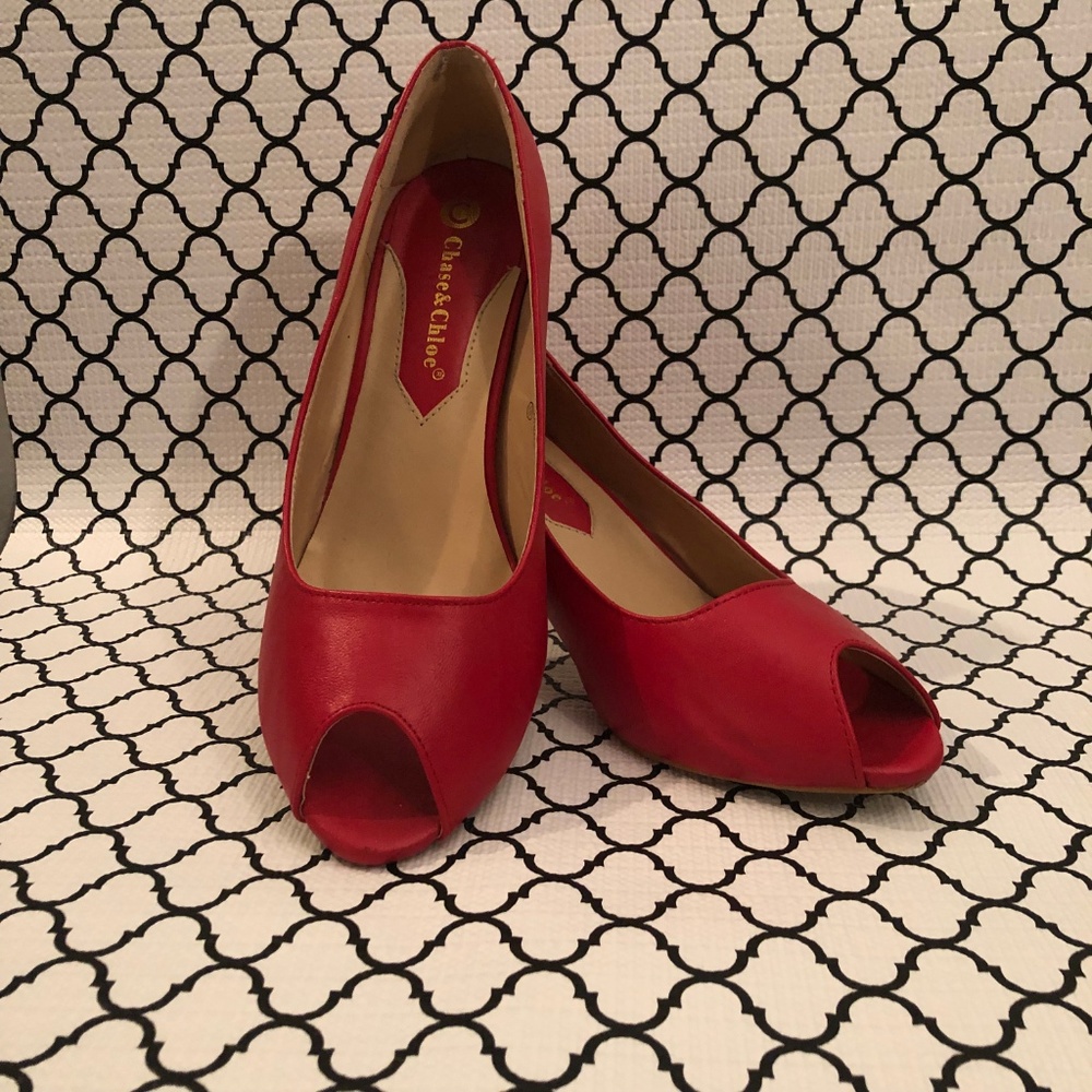 Chase and Chloe red shoes size 10